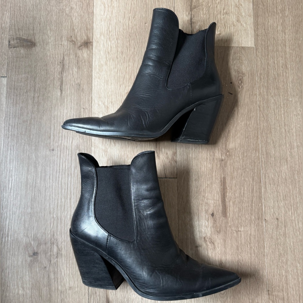 EUC Steve Madden Gail Black Leather Gore Block Heel Western Ankle Bootie Size 9